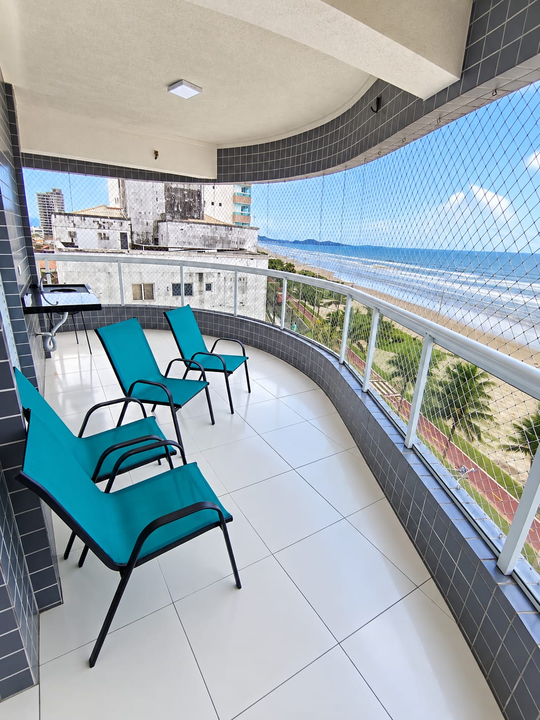 Varanda com vista para o mar, limpa e organizada