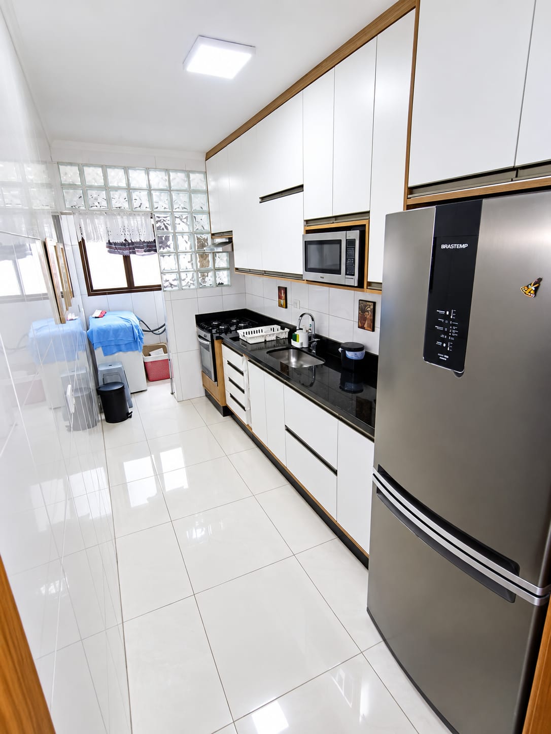 Cozinha impecável após limpeza profissional